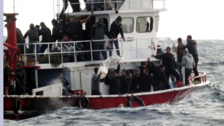 Batmak üzere olan teknedeki kaçaklar kurtarıldı