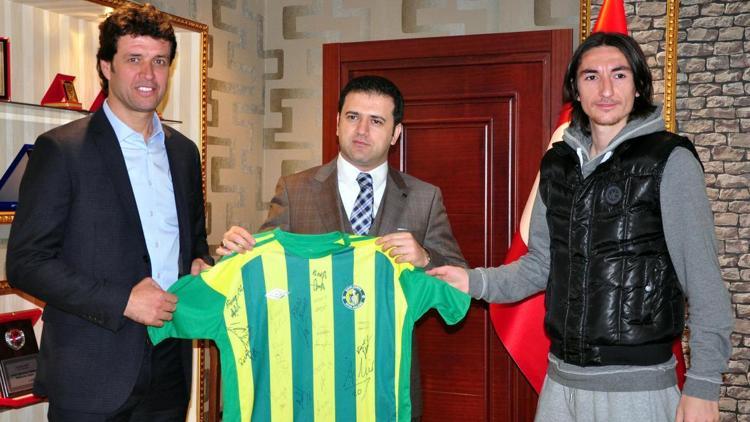 Şanlıurfaspor Teknik Direktörü Arslan ve futbolcular Akçakalede