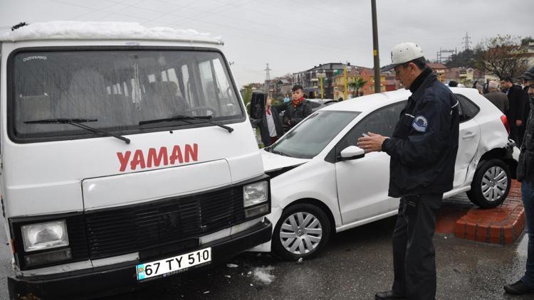 Otomobil, cip ve öğrenci servisine çarptı: 6 yaralı