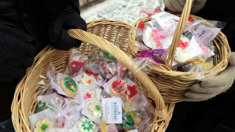 Yılbaşı hediyesi ev yapımı 5 bin kurabiye dağıttılar