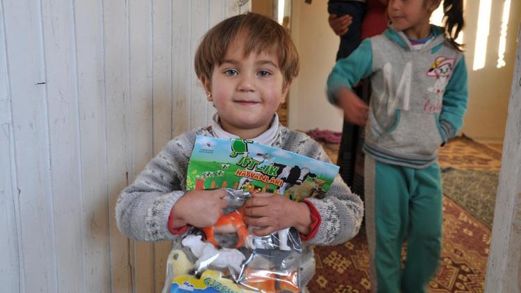 Suriyeli çocuklara yeni yıl hediyesi