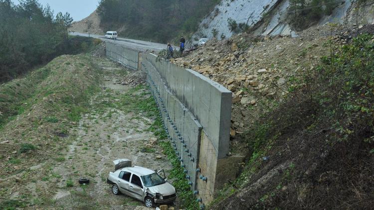 İnebolu’da otomobil uçuruma yuvarlandı: 2 yaralı