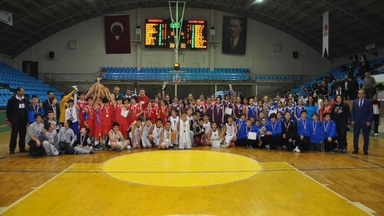 Okul sporları küçük kız-erkek basketbol müsabakaları