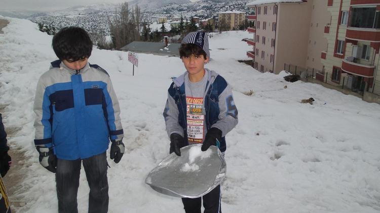 Kızakla kayan çocuğa, yolcu minibüsü çarptı