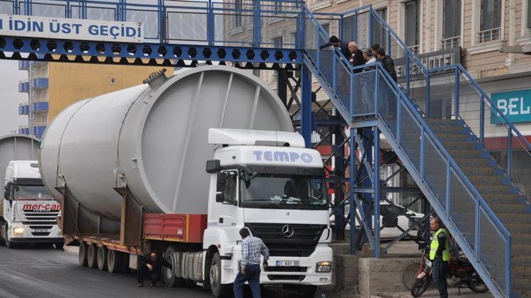 Silopide yakıt tankeri üst geçidin altından zor geçti