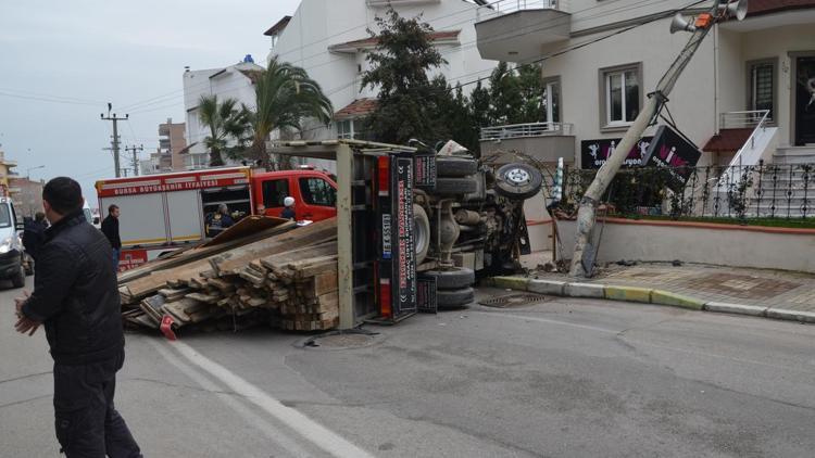 Bursada elektrik direğine çarpan kamyonet devrildi