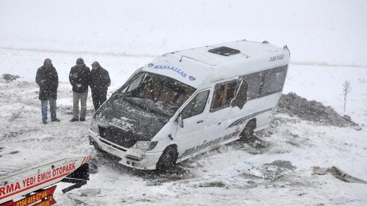 Yozgatta öğretmen servisi devrildi: 12 yaralı