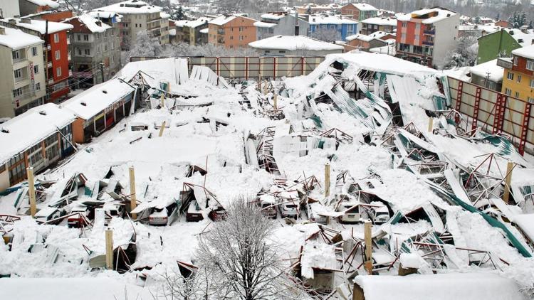 Kapalı pazar yeri ve otoparkın çatısının çökmesi