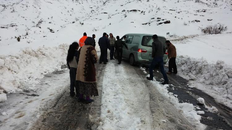 Kar nedeniyle mahsur kalan Suriyeli aile kurtarıldı