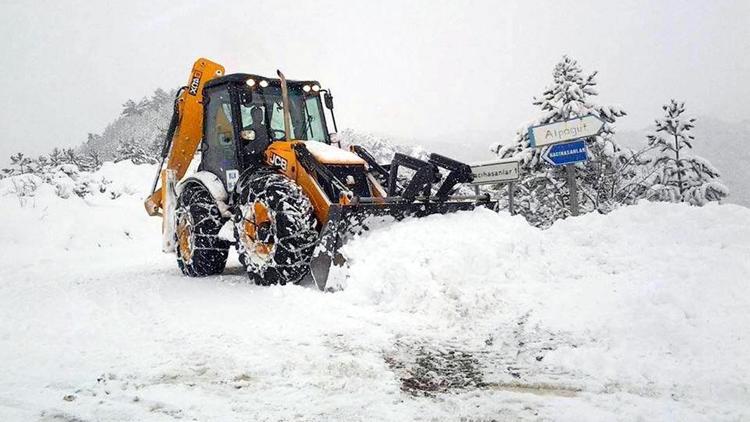 Nallıhan’da karla mücadele çalışmaları sürüyor