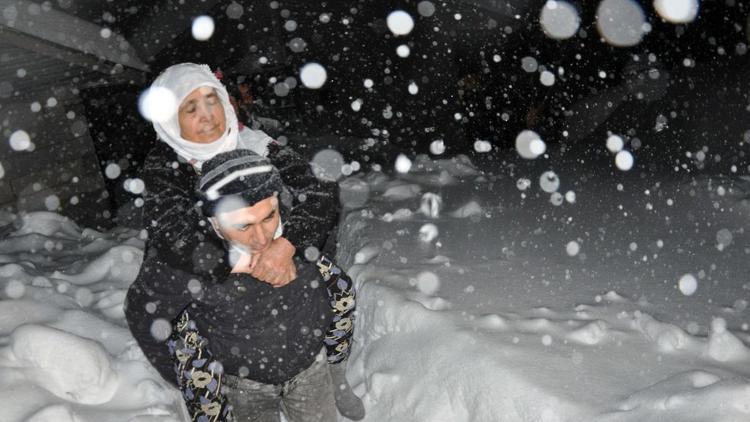 Köyde mahsur kalan böbrek hastasının imdadına paletli ambulans yetişti