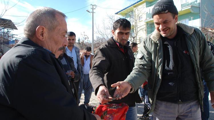 Karamanoğullarının 700 yıllık Kütük atma geleneğini yaşatılıyor