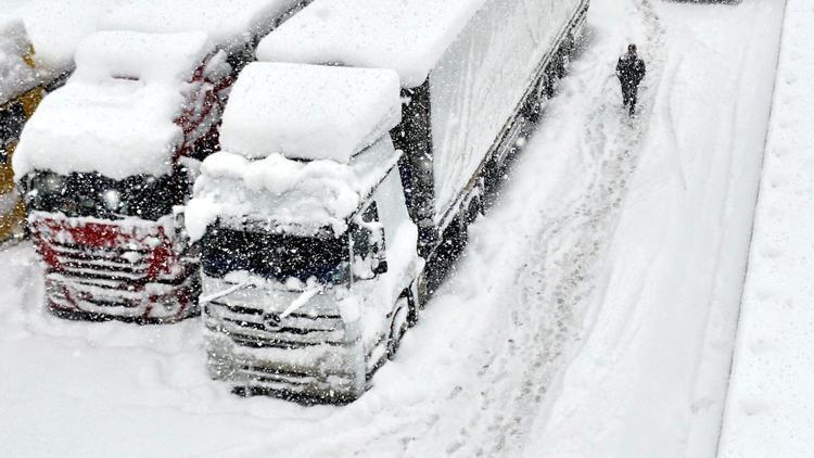 Bolu Dağında kar yağışı nedeniyle onlarca kişi mahsur kaldı