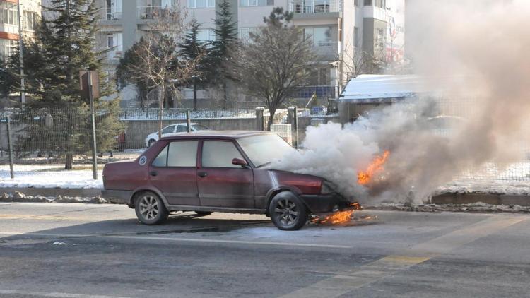 Uşakta otomobil yangını