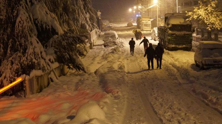 Ayağı çatlayan Kuran kursu öğrencisi, iş makinesiyle hastaneye getirildi