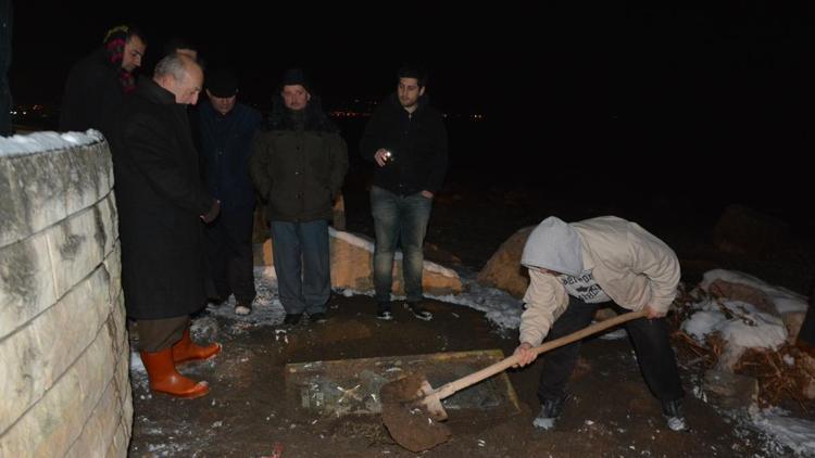 Çaldıkları kasayı açamayınca kumsala gömdüler