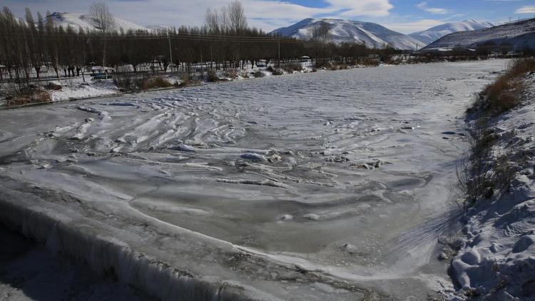 Çoruh Nehri buz tuttu