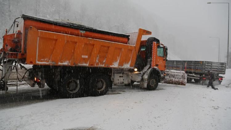 Bolu Dağında kar yağışı ulaşımı aksatıyor