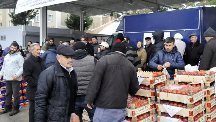 Pazarcılar, 6 ton sebze-meyveyi bedava dağıttı