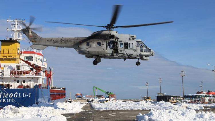 Cami inşaatında mahsur kalan işçiler askeri helikopterle kurtarıldı