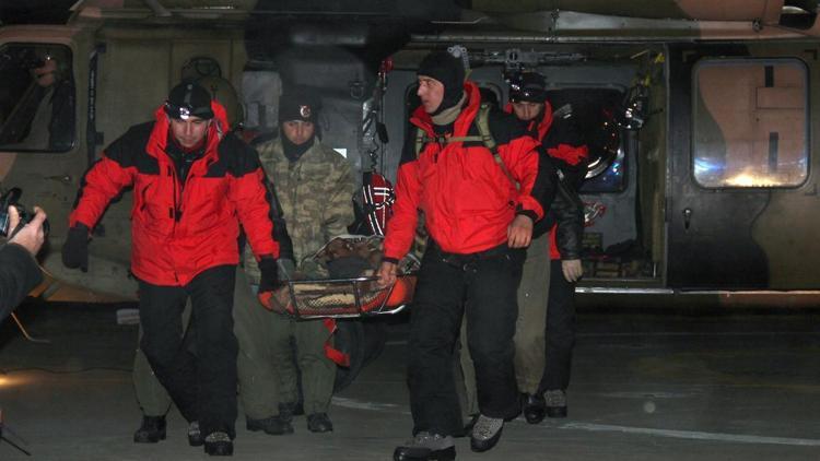 Askeri helikopter, akıma kapılan köy korucusunu hastaneye ulaştırdı