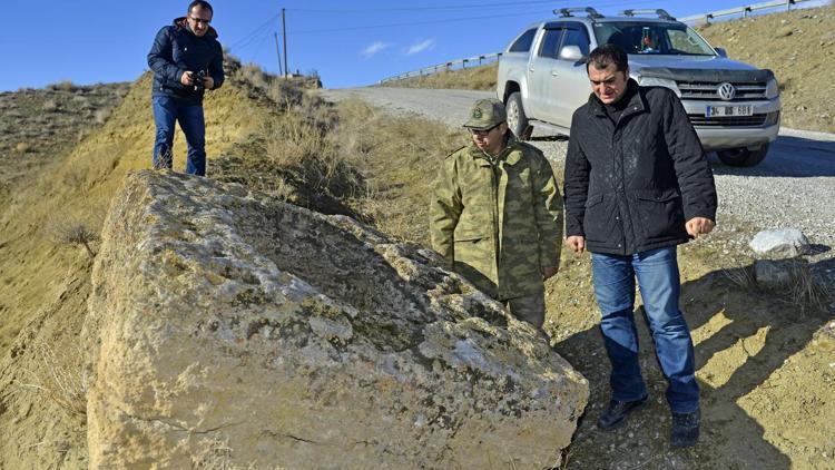 Mahallenin ortasındaki tarihi taşı, jandarma fark etti