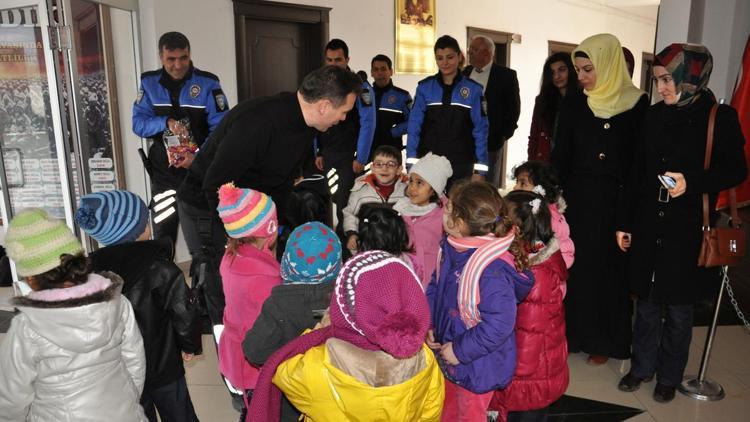 Siirtte polislerden anaokulu öğrencilerine hediye