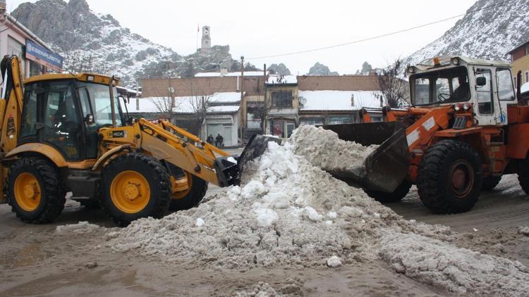 Sivrihisarda kar temizleme çalışmaladı