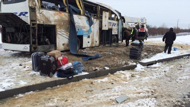 Afyonkarahisarda yolcu otobüsü devrildi: 1 ölü, 20 yaralı