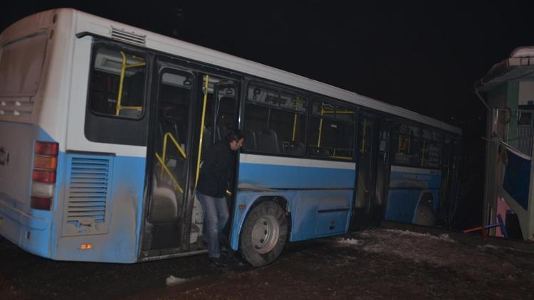 Kaza yapan halk otobüsü duvarın üzerinde kaldı