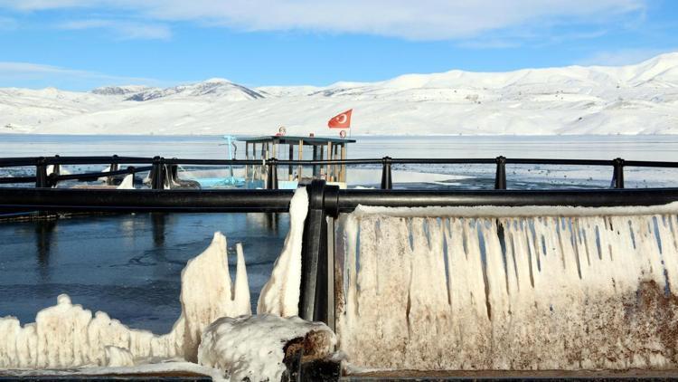 Tödürge Gölü ve İmranlı Barajı buz tuttu