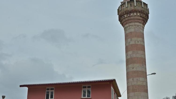 Kaldırımda bir minare