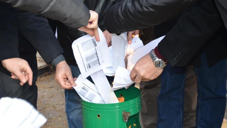 KESK üyelerinden bordro yakma eylemi