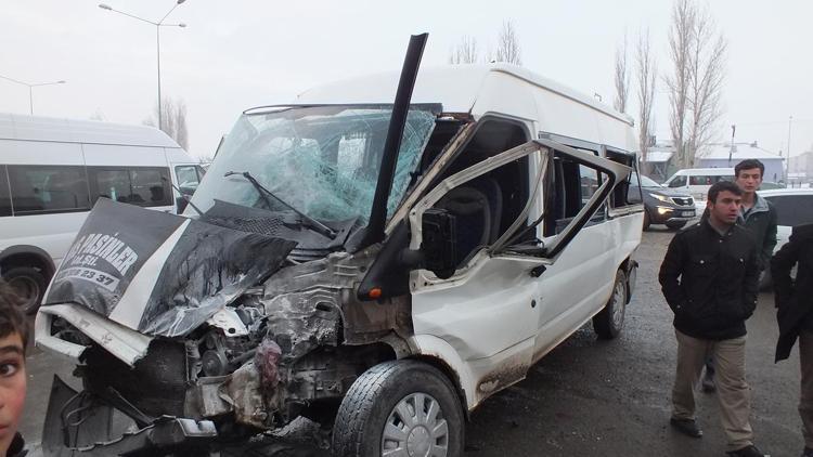Erzurumda trafik kazası: 8 yaralı