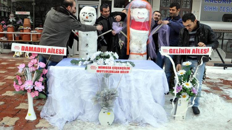 Önce kardan gelin ve damat yaptılar, sonrada düğünlerini