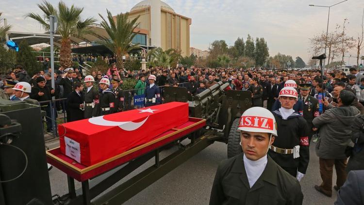 Hakkaride şehit olan asker toprağa verildi