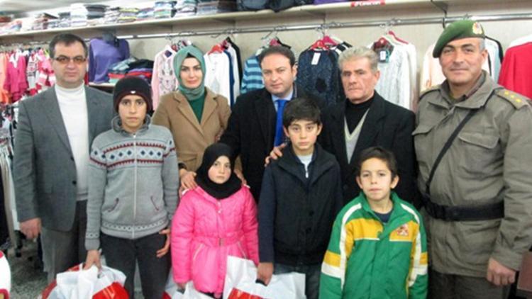 Suriyelilere yakacak ve giyim yardımı