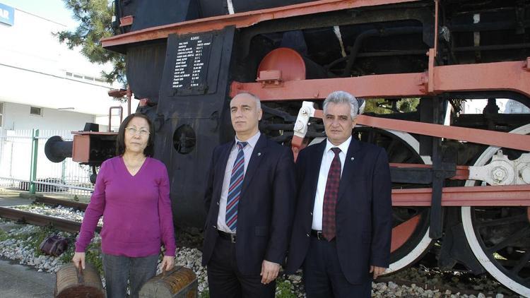 Babasının yol arkadaşı 60 yıllık hasır çantaları müzeye bağışladı