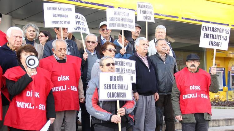 Emekli-Sen üyeleri maaş zamlarını protesto etti