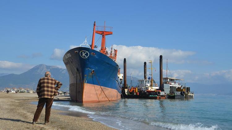 Mersinde karaya oturan yük gemisi kurtarıldı