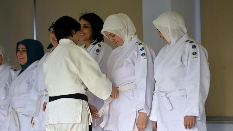 Çocuklarını antrenmana götüren anneler judoya başladı