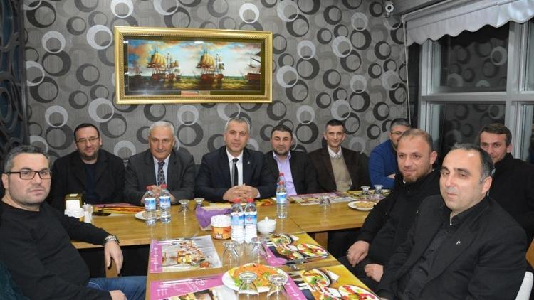 MHP Hendek İlçe Teşkilatı üyeleri, yemekte bir araya geldi