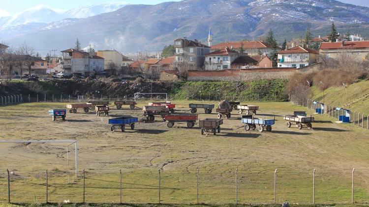 Asker adaylarından çiftçilere römork şakası