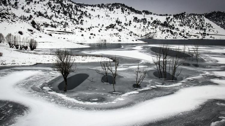 Dipsizgöl Şelalesi kışın bir başka güzel