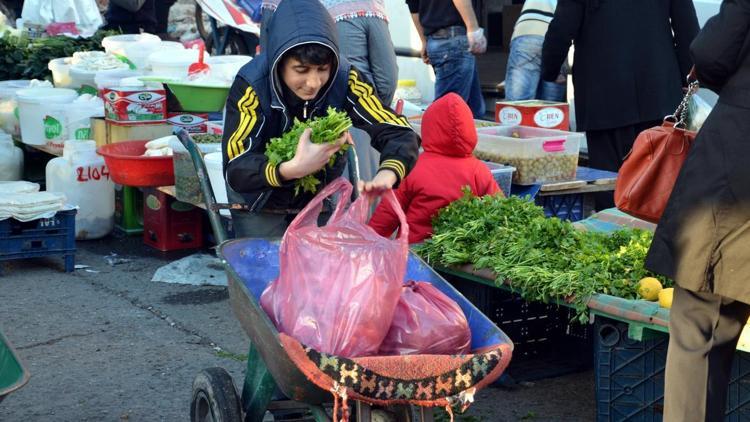 Akranları tatilde, onlar pazarda