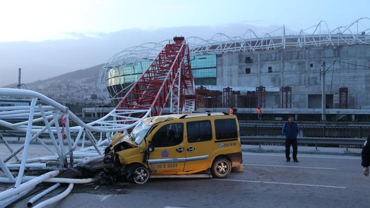 Kuvvetli lodos nedeniyle vinç yola devrildi: 1 ölü, 1 yaralı