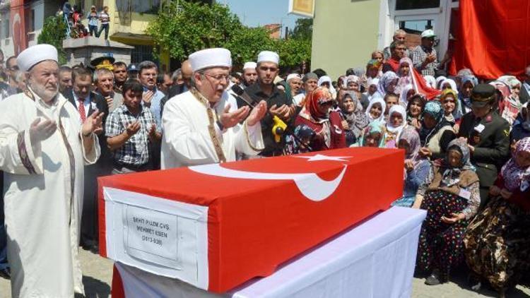 Sandalyede sessizce ağlayıp, şehit oğlunun cenazesini bekledi (2)