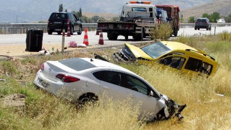 Dinarda zincirleme kaza: Anne ve kızı öldü, 2 kişi yaralandı