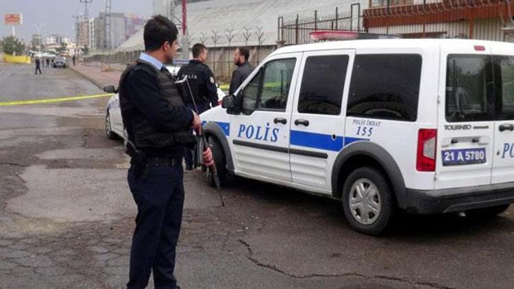 Diyarbakır polisi bomba ihbarı yapılan 14 aracı arıyor