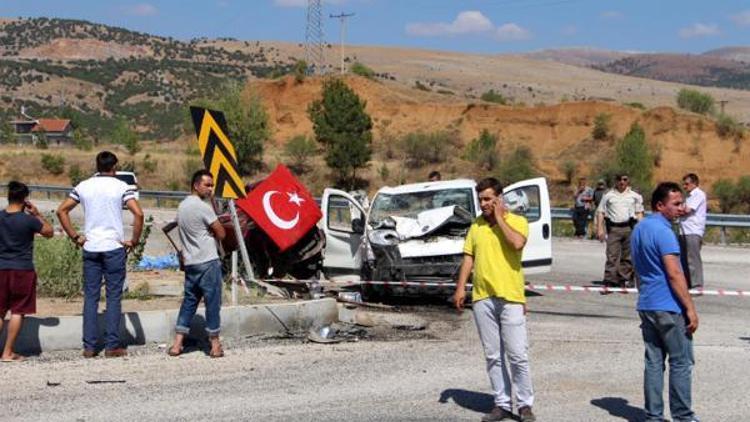 Otomobille hafif ticari araç çarpıştı: 1 ölü, 3 yaralı